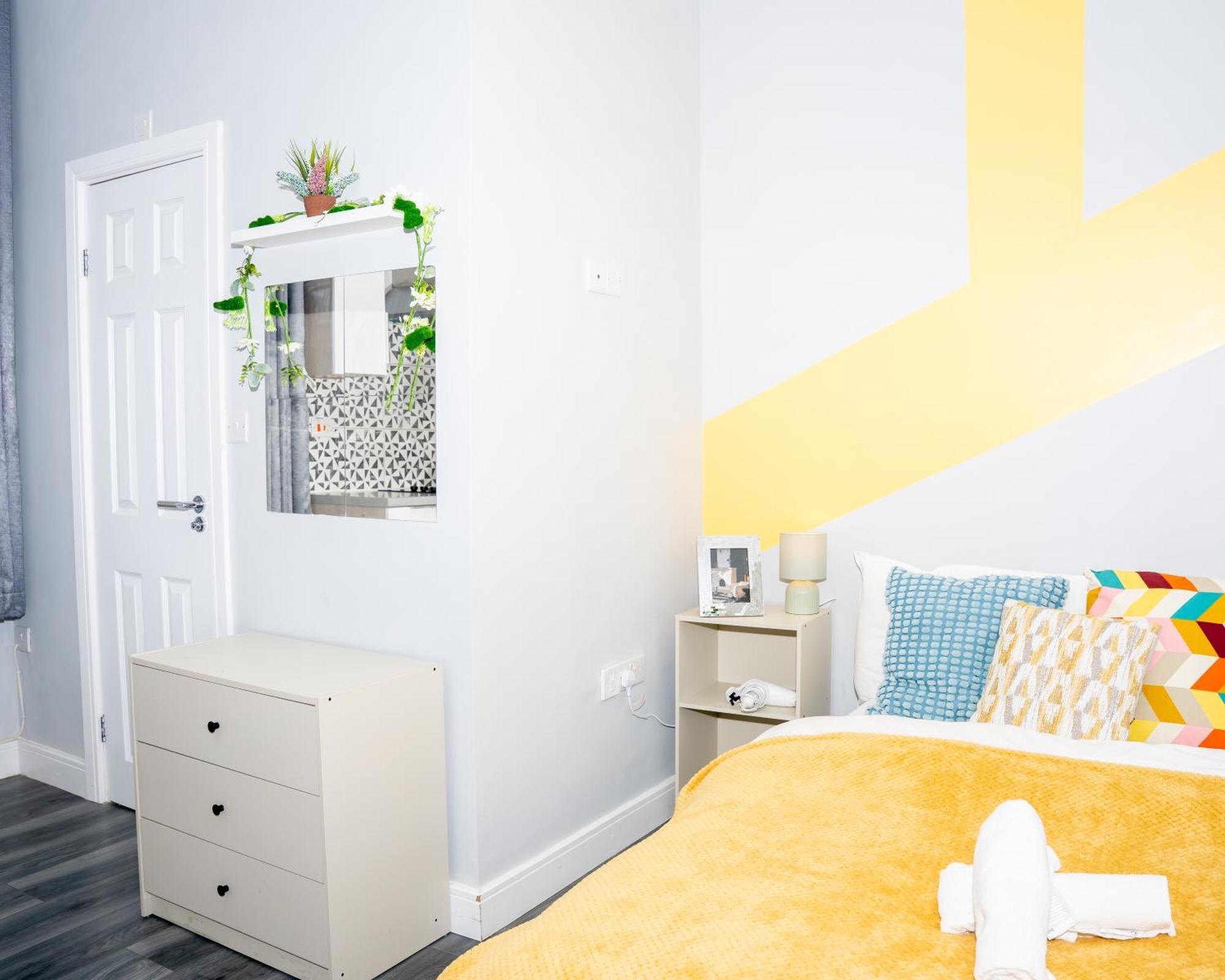 Luxury City Centre Apartment With Netflix & Workspace *